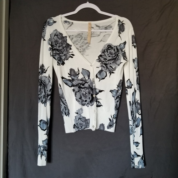 Hem & Thread Cardigan - Picture 2 of 4